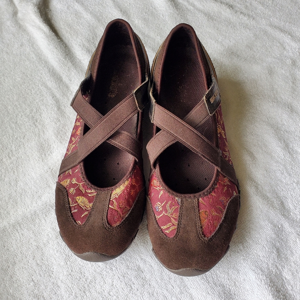 Skechers Slip on Casual Koi Fish Mary Jane, Women size 8.5